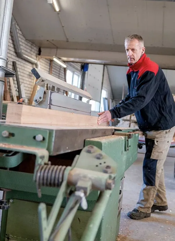 Een vakman van Scholte op Reimer aan het werk in de eigen werkplaats